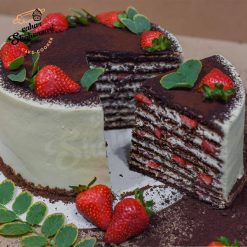 کیک عسلی شکلاتی با توت فرنگی
